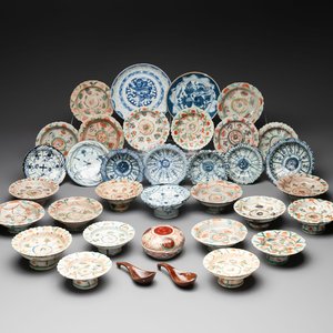 A large collection of 30 Chinese blue, white and famille verte tazzas, two blue and white plates, a Swatow covered box and two spoons, 19th C. — photo 1