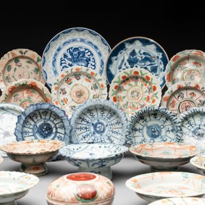 A large collection of 30 Chinese blue, white and famille verte tazzas, two blue and white plates, a Swatow covered box and two spoons, 19th C. — photo 2