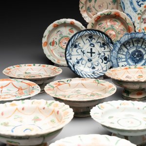 A large collection of 30 Chinese blue, white and famille verte tazzas, two blue and white plates, a Swatow covered box and two spoons, 19th C. — photo 3