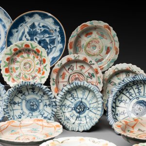 A large collection of 30 Chinese blue, white and famille verte tazzas, two blue and white plates, a Swatow covered box and two spoons, 19th C. — photo 4