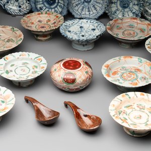 A large collection of 30 Chinese blue, white and famille verte tazzas, two blue and white plates, a Swatow covered box and two spoons, 19th C. — photo 5