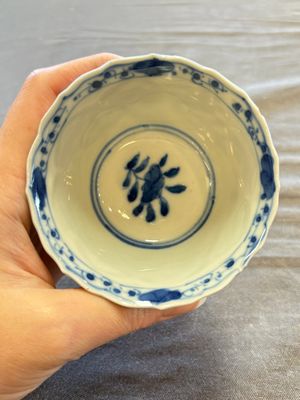 A large collection of 33 Chinese blue, white and Imari-style cups and 43 saucers, 17/19th C. — 照片 103