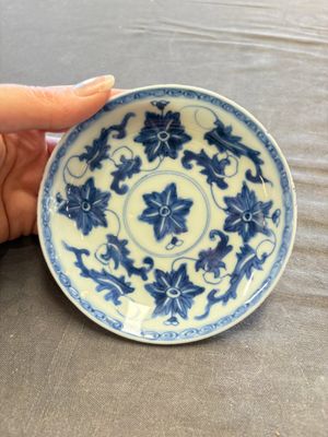 A large collection of 33 Chinese blue, white and Imari-style cups and 43 saucers, 17/19th C. — 照片 11