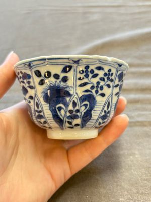A large collection of 33 Chinese blue, white and Imari-style cups and 43 saucers, 17/19th C. — 照片 111