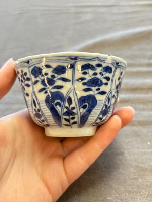 A large collection of 33 Chinese blue, white and Imari-style cups and 43 saucers, 17/19th C. — 照片 112