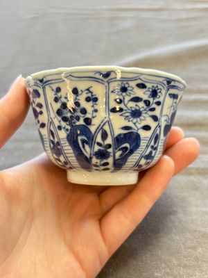 A large collection of 33 Chinese blue, white and Imari-style cups and 43 saucers, 17/19th C. — 照片 113
