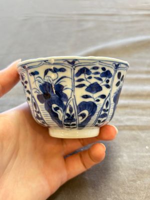 A large collection of 33 Chinese blue, white and Imari-style cups and 43 saucers, 17/19th C. — 照片 114