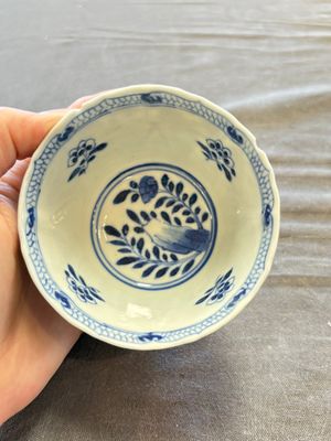 A large collection of 33 Chinese blue, white and Imari-style cups and 43 saucers, 17/19th C. — 照片 115