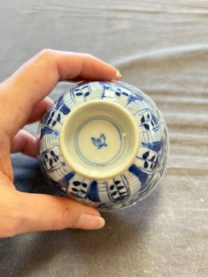 A large collection of 33 Chinese blue, white and Imari-style cups and 43 saucers, 17/19th C. — 照片 116