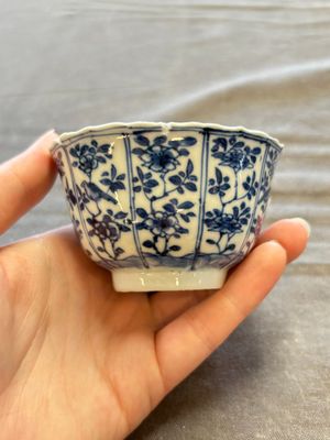 A large collection of 33 Chinese blue, white and Imari-style cups and 43 saucers, 17/19th C. — 照片 120