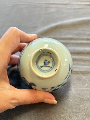 A large collection of 33 Chinese blue, white and Imari-style cups and 43 saucers, 17/19th C. — 照片 128