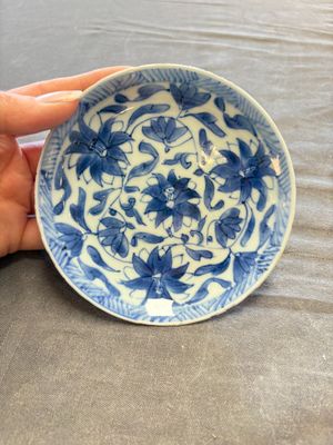 A large collection of 33 Chinese blue, white and Imari-style cups and 43 saucers, 17/19th C. — 照片 15