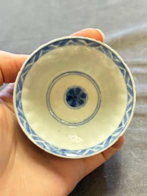 A large collection of 33 Chinese blue, white and Imari-style cups and 43 saucers, 17/19th C. — 照片 155