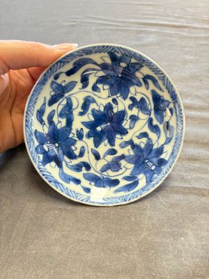 A large collection of 33 Chinese blue, white and Imari-style cups and 43 saucers, 17/19th C. — 照片 17