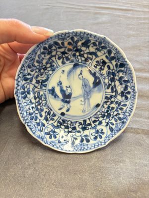 A large collection of 33 Chinese blue, white and Imari-style cups and 43 saucers, 17/19th C. — 照片 19
