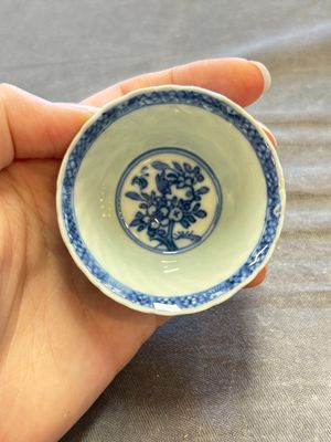 A large collection of 33 Chinese blue, white and Imari-style cups and 43 saucers, 17/19th C. — 照片 194