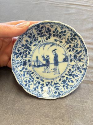 A large collection of 33 Chinese blue, white and Imari-style cups and 43 saucers, 17/19th C. — 照片 21