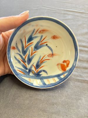 A large collection of 33 Chinese blue, white and Imari-style cups and 43 saucers, 17/19th C. — 照片 25