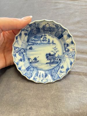 A large collection of 33 Chinese blue, white and Imari-style cups and 43 saucers, 17/19th C. — 照片 27
