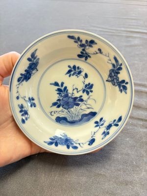 A large collection of 33 Chinese blue, white and Imari-style cups and 43 saucers, 17/19th C. — 照片 29