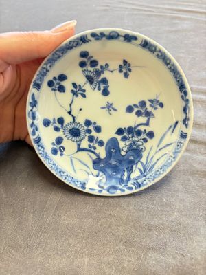 A large collection of 33 Chinese blue, white and Imari-style cups and 43 saucers, 17/19th C. — 照片 31