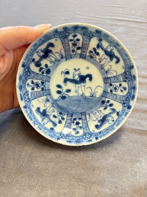 A large collection of 33 Chinese blue, white and Imari-style cups and 43 saucers, 17/19th C. — 照片 33