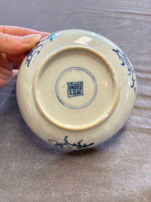 A large collection of 33 Chinese blue, white and Imari-style cups and 43 saucers, 17/19th C. — 照片 34