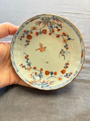 A large collection of 33 Chinese blue, white and Imari-style cups and 43 saucers, 17/19th C. — 照片 35