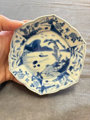 A large collection of 33 Chinese blue, white and Imari-style cups and 43 saucers, 17/19th C. — 照片 37