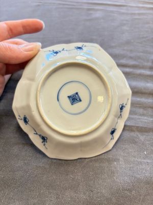 A large collection of 33 Chinese blue, white and Imari-style cups and 43 saucers, 17/19th C. — 照片 38