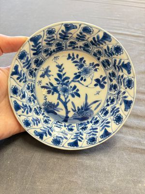 A large collection of 33 Chinese blue, white and Imari-style cups and 43 saucers, 17/19th C. — 照片 39