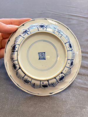 A large collection of 33 Chinese blue, white and Imari-style cups and 43 saucers, 17/19th C. — 照片 40