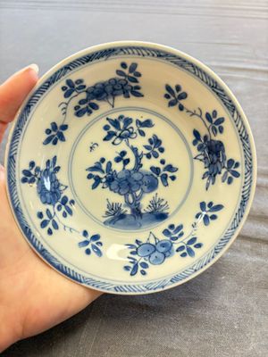 A large collection of 33 Chinese blue, white and Imari-style cups and 43 saucers, 17/19th C. — 照片 41