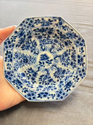 A large collection of 33 Chinese blue, white and Imari-style cups and 43 saucers, 17/19th C. — 照片 45