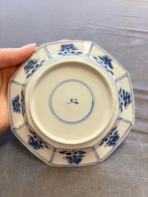 A large collection of 33 Chinese blue, white and Imari-style cups and 43 saucers, 17/19th C. — 照片 46