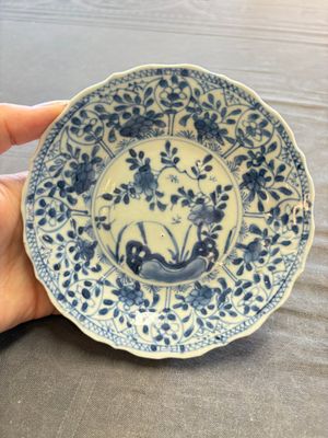 A large collection of 33 Chinese blue, white and Imari-style cups and 43 saucers, 17/19th C. — 照片 47