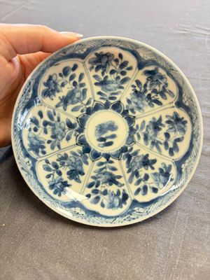 A large collection of 33 Chinese blue, white and Imari-style cups and 43 saucers, 17/19th C. — 照片 49
