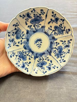 A large collection of 33 Chinese blue, white and Imari-style cups and 43 saucers, 17/19th C. — 照片 55