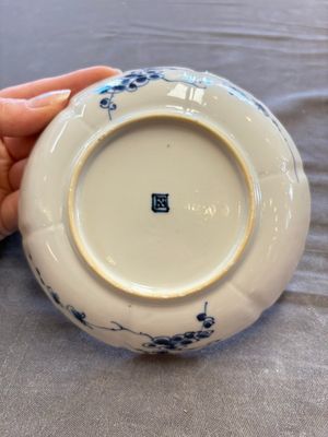 A large collection of 33 Chinese blue, white and Imari-style cups and 43 saucers, 17/19th C. — 照片 56