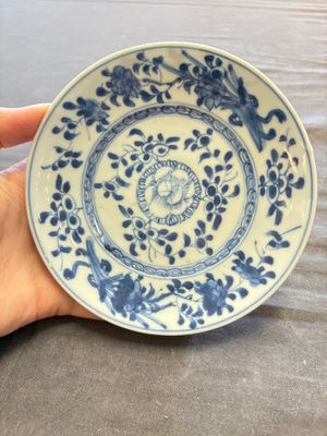 A large collection of 33 Chinese blue, white and Imari-style cups and 43 saucers, 17/19th C. — 照片 57