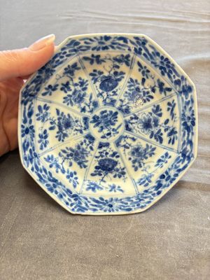 A large collection of 33 Chinese blue, white and Imari-style cups and 43 saucers, 17/19th C. — 照片 59