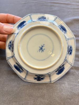 A large collection of 33 Chinese blue, white and Imari-style cups and 43 saucers, 17/19th C. — 照片 60