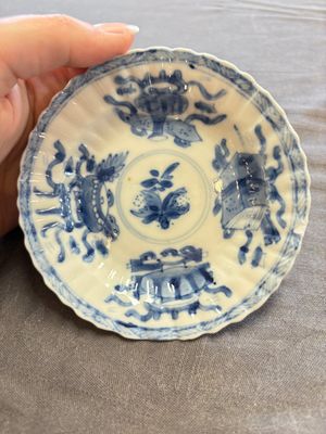 A large collection of 33 Chinese blue, white and Imari-style cups and 43 saucers, 17/19th C. — 照片 61