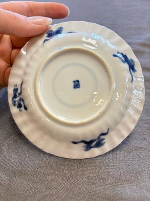 A large collection of 33 Chinese blue, white and Imari-style cups and 43 saucers, 17/19th C. — 照片 62