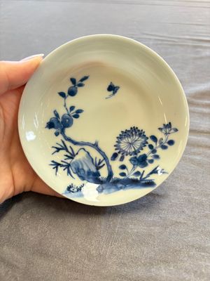A large collection of 33 Chinese blue, white and Imari-style cups and 43 saucers, 17/19th C. — 照片 63