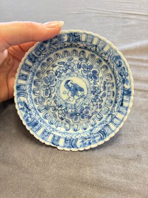 A large collection of 33 Chinese blue, white and Imari-style cups and 43 saucers, 17/19th C. — 照片 65