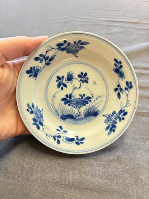 A large collection of 33 Chinese blue, white and Imari-style cups and 43 saucers, 17/19th C. — 照片 67