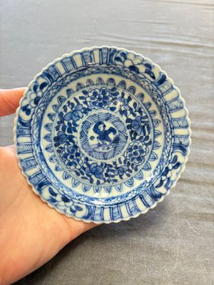 A large collection of 33 Chinese blue, white and Imari-style cups and 43 saucers, 17/19th C. — 照片 7