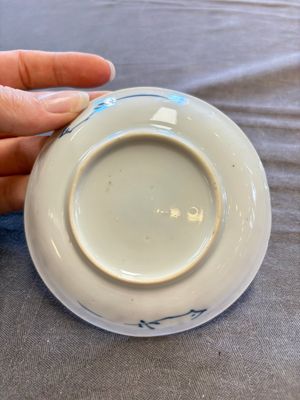A large collection of 33 Chinese blue, white and Imari-style cups and 43 saucers, 17/19th C. — 照片 74