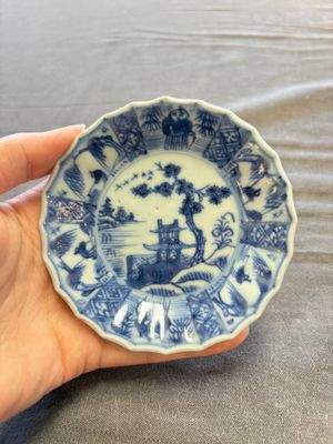 A large collection of 33 Chinese blue, white and Imari-style cups and 43 saucers, 17/19th C. — 照片 75